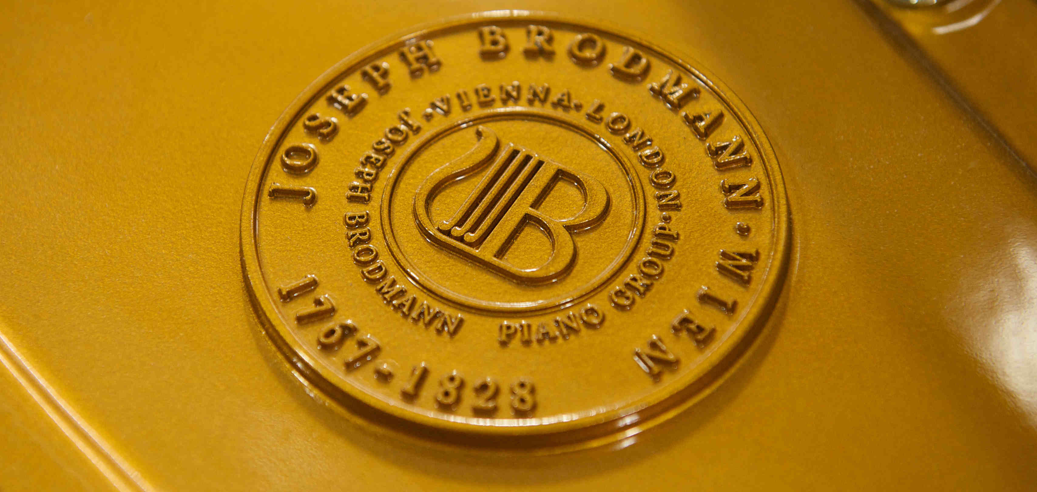 Brodmann grand piano plate with medallion